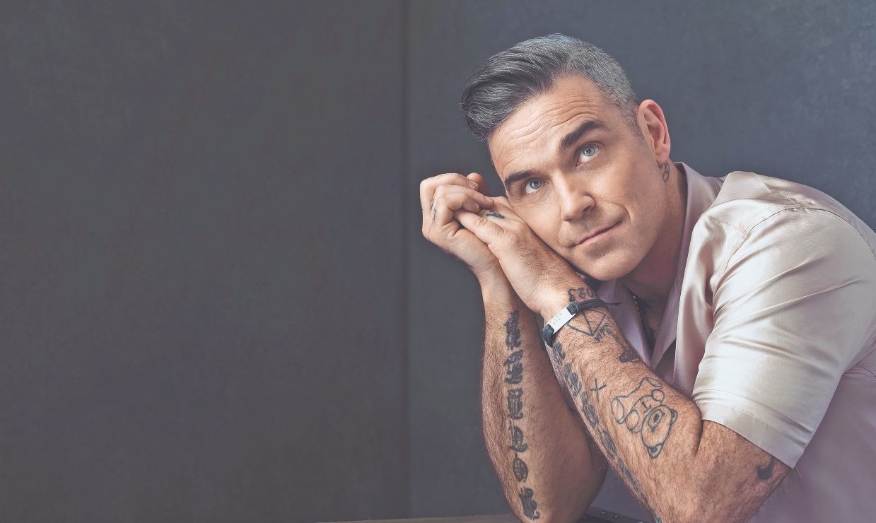 Robbie Williams pasea en ropa interior en su mansión de Beverly Hills