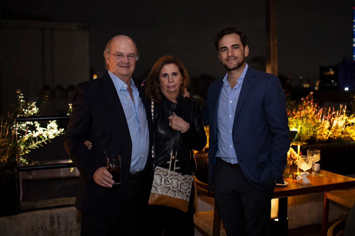 Eduardo y Aracely Valencia con Teo Gutiérrez. (Foto: Esteban Torreblanca)