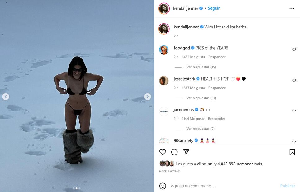 Kendall Jenner juguetea en la nieve tapada con un micro bikini negro y botas de Miu Miu