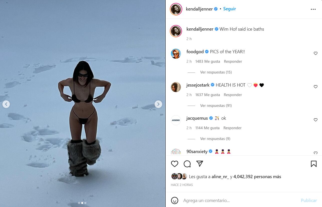 Kendall Jenner juguetea en la nieve tapada con un micro bikini negro y botas de Miu Miu