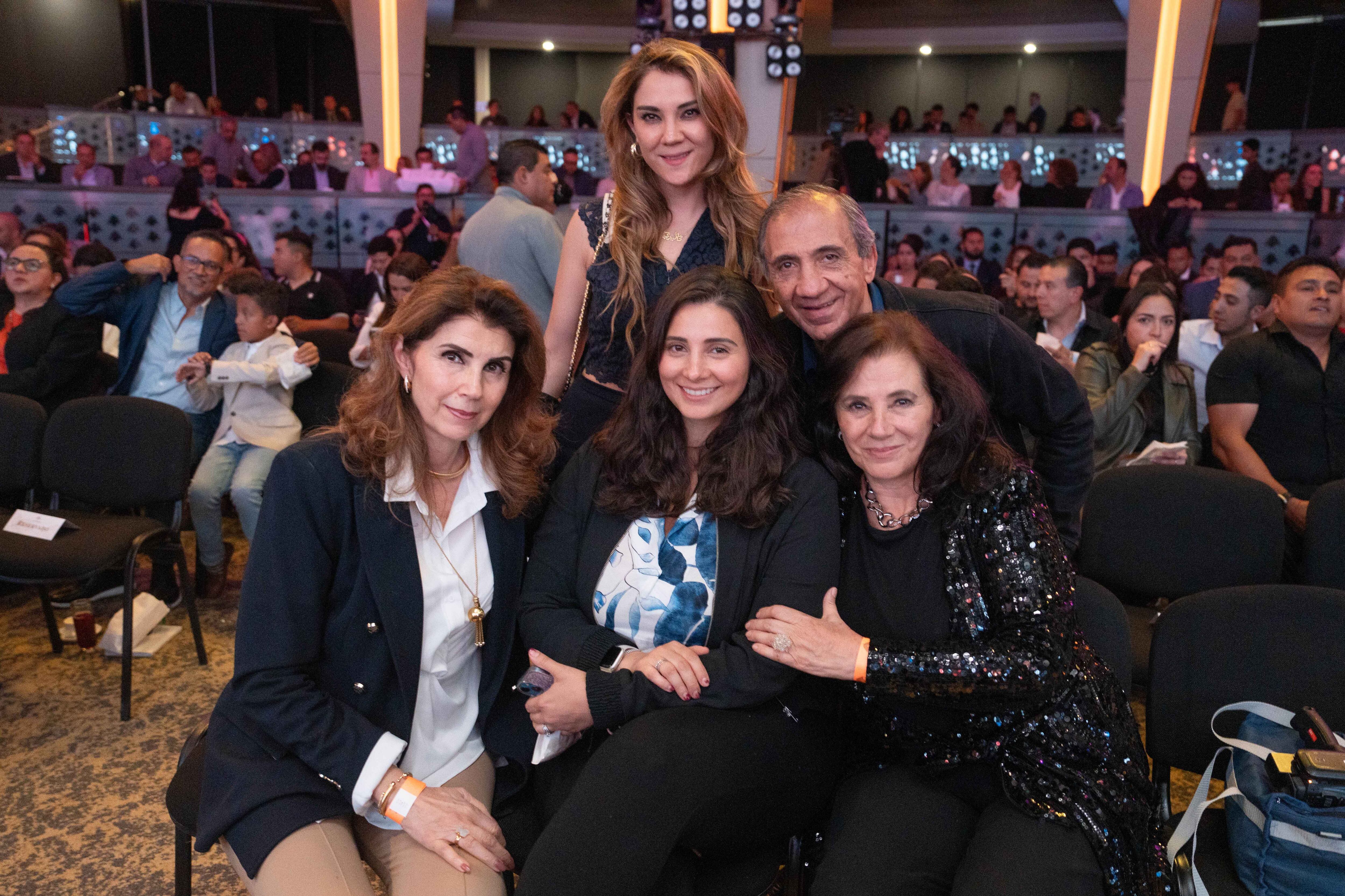 Aída y Valery Haddad con Laila y Juan Abraham, acompañados de Laila Haddad. (Foto: Héptor Arjona)