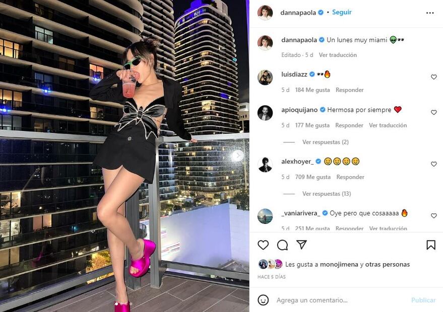 Danna Paola luce espectaculares sandalias de Versace