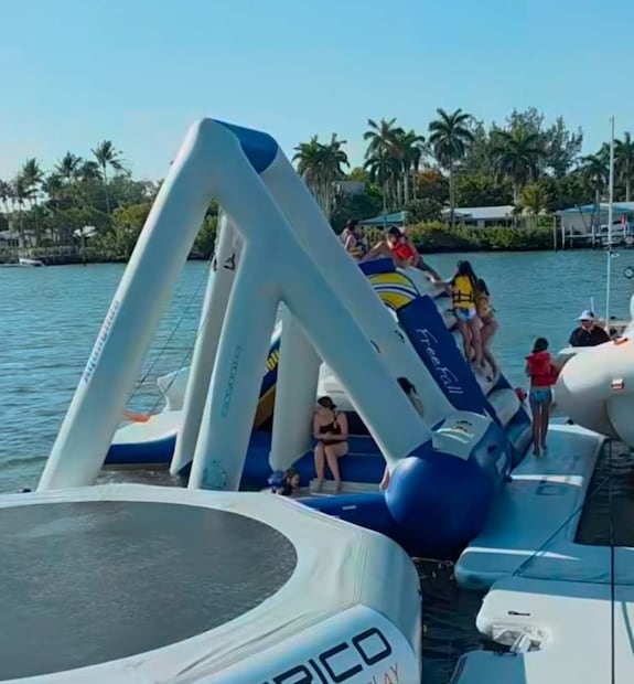 Las atracciones de la fiesta acuática de Caro, hija de Jacky Bracamontes / Foto: Instagram @mft07