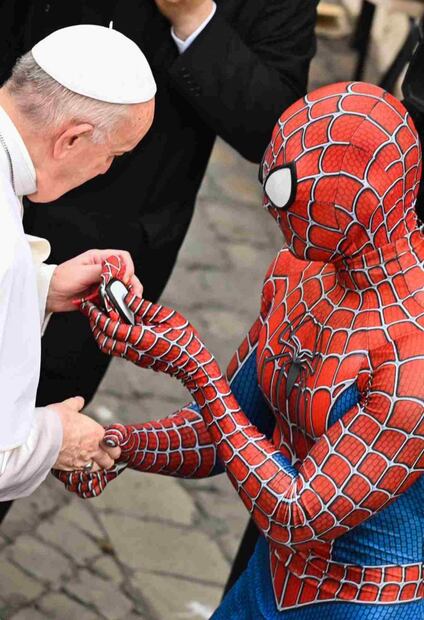 El Papa Francisco recibe regalo de Spiderman en el Vaticano