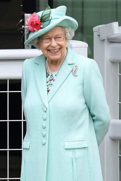 La reina Isabel llama a Matt Hancock, ministro inglés de salubridad, "pobre hombre"
