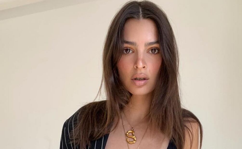 Emily Ratajkowski presume su baby bump y un chiqui bikini color nude