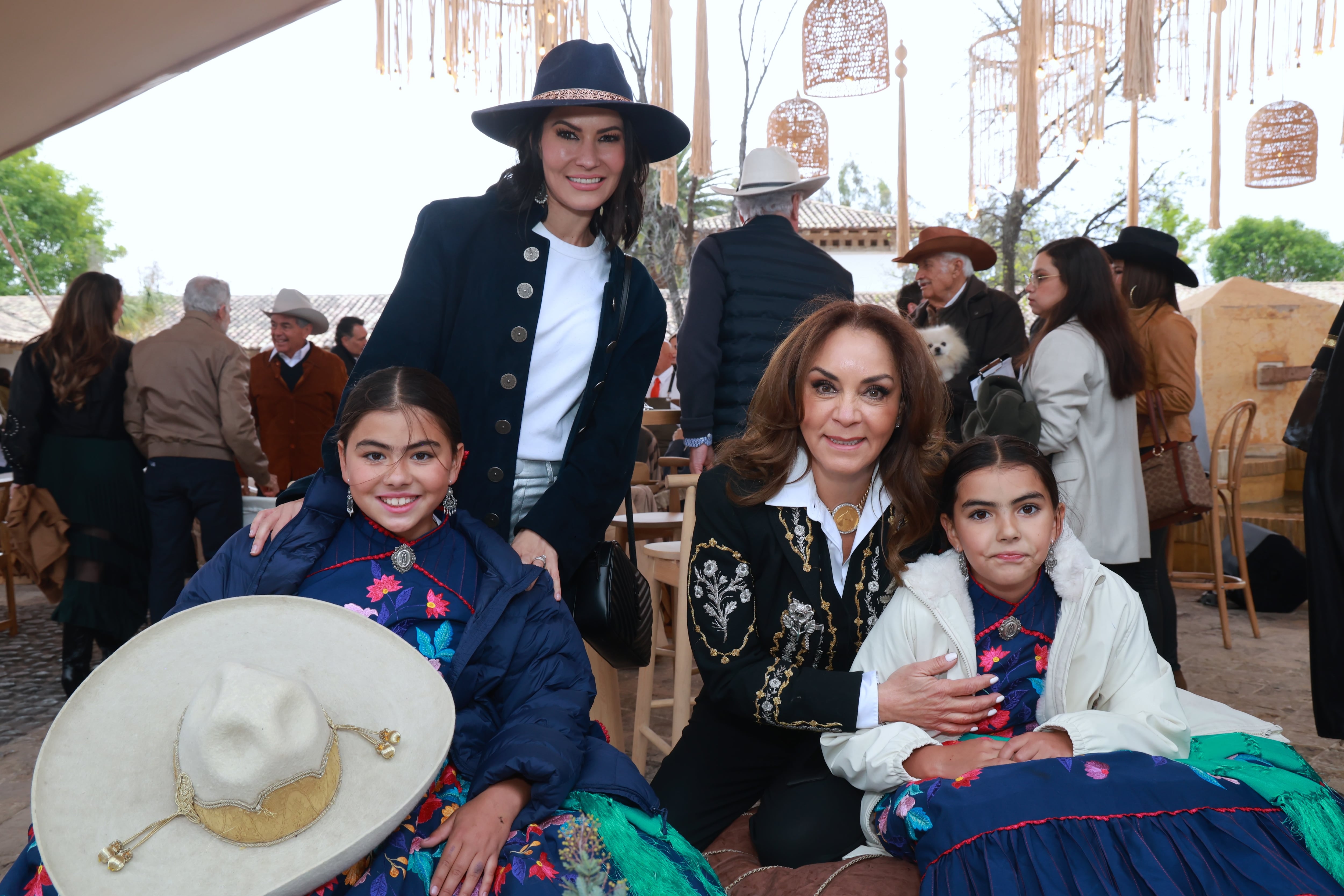 Miriam Hernández e Isabel Rojo de Goñi con Alejandra y Valentina Goñi. (Foto: Héptor Arjona)