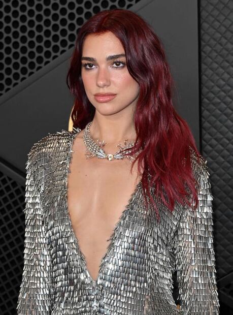 Dua Lipa en la alfombra roja de los Grammy 2024 / AFP