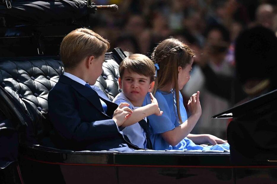 Las caras del príncipe Louis en el Jubileo de Isabel II se roban el show