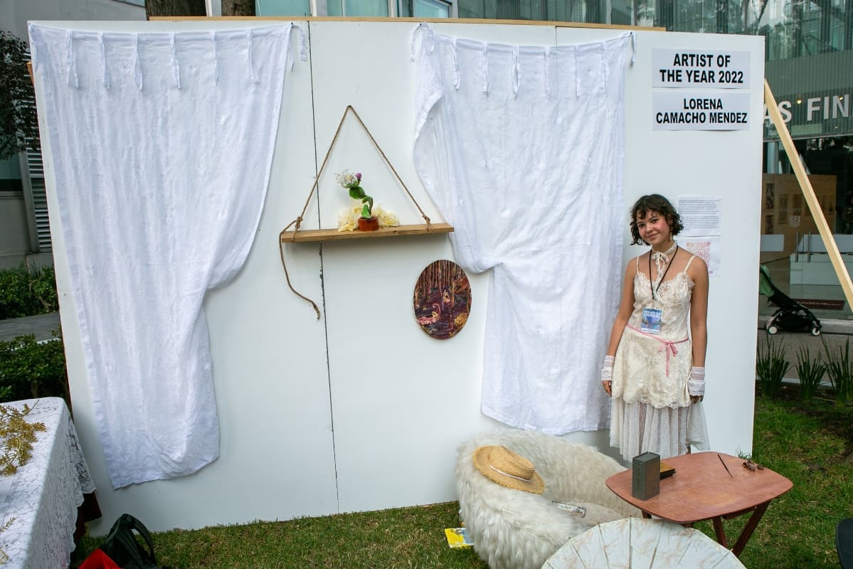 Lorena Camacho en la 54ª Feria del Arte del Colegio Americano / Foto: Cortesía