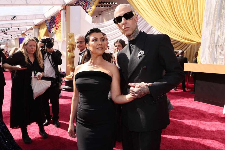 Kourtney Kardashian y Travis Barker encienden a besos los Oscars 2022