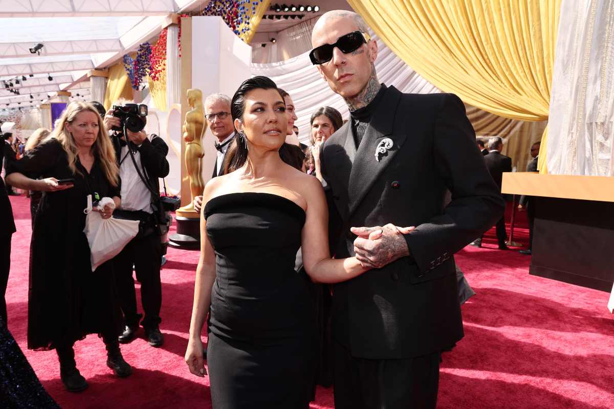 Kourtney Kardashian y Travis Barker encienden a besos los Oscars 2022