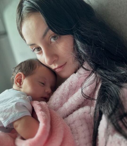 Paola Dalay, novia de José Eduardo Derbez, con su hija Tessa / Foto: Instagram
