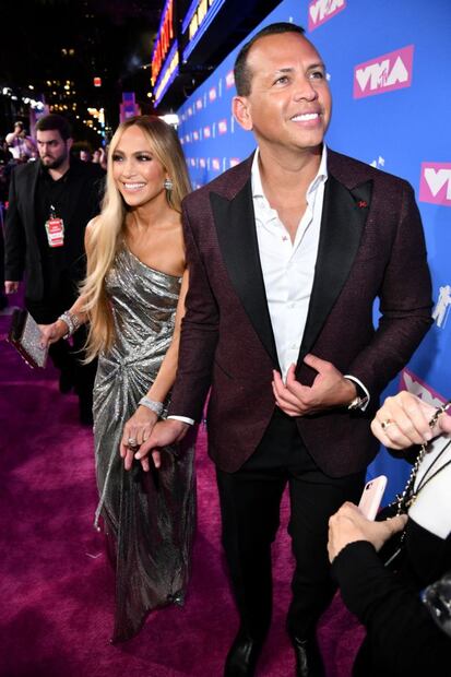 JLo está desconsolada porque su boda con Alex Rodriguez sigue en espera