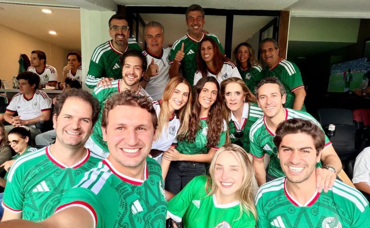 Arturo Elias Ayub y Johanna Elias Slim con sus hijos y amigos. (Foto: Instagram)