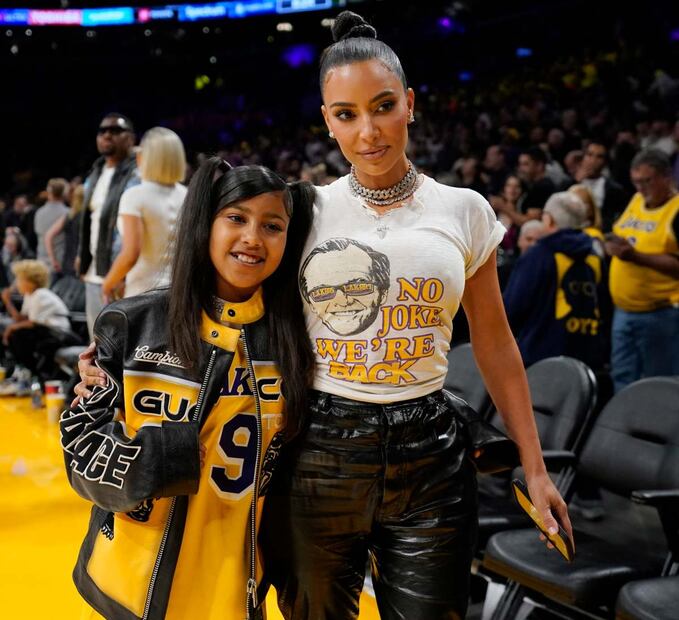 Kim Kardashian posa con su hija North West en las semifinales de la NBA / AP