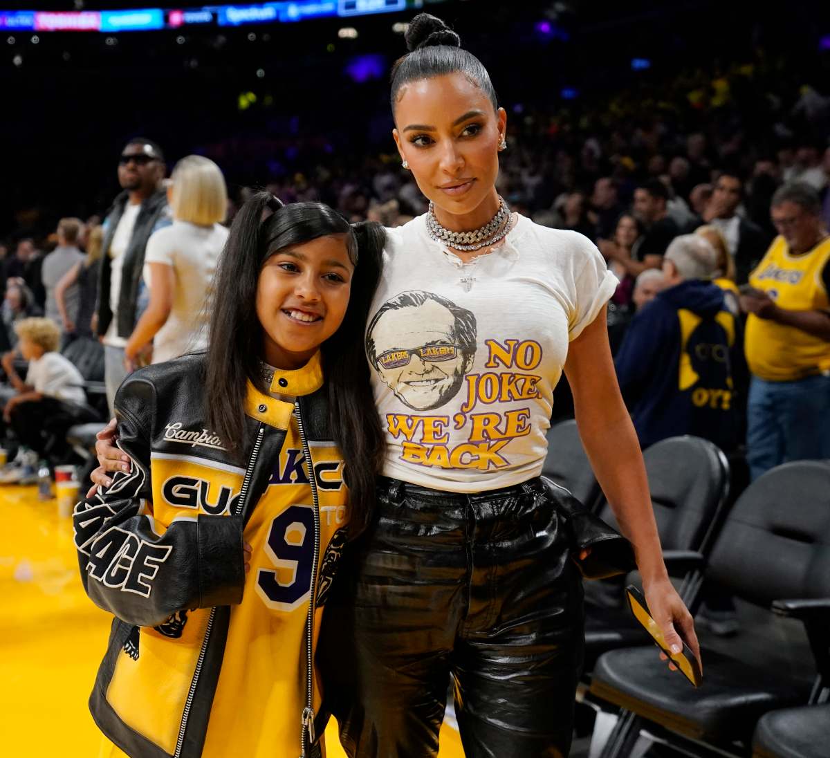 Kim Kardashian posa con su hija North West en las semifinales de la NBA / AP
