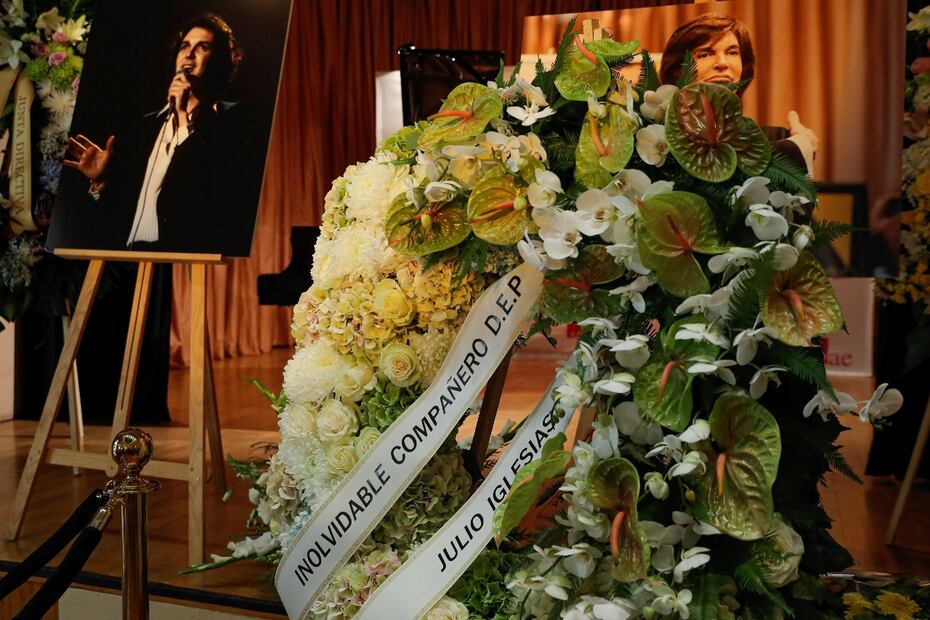 Así fue el homenaje de despedida a Camilo Sesto; Ángela Carrasco y Marta Sánchez estuvieron presentes