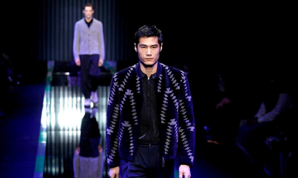 Armani se solidariza con Ucrania y realiza desfile en silencio