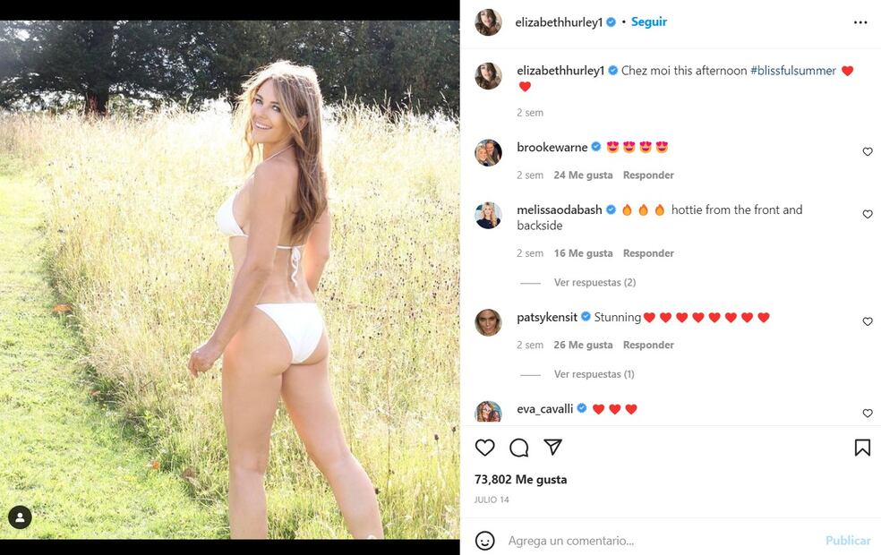 Elizabeth Hurley dispara la temperatura saliendo del mar con un bikini azul 