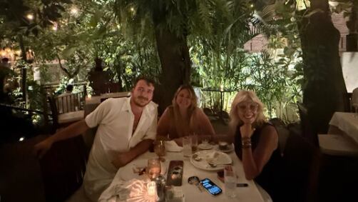 Adela Micha con su hija Therese y su yerno Yosef Genish / Foto: Instagram