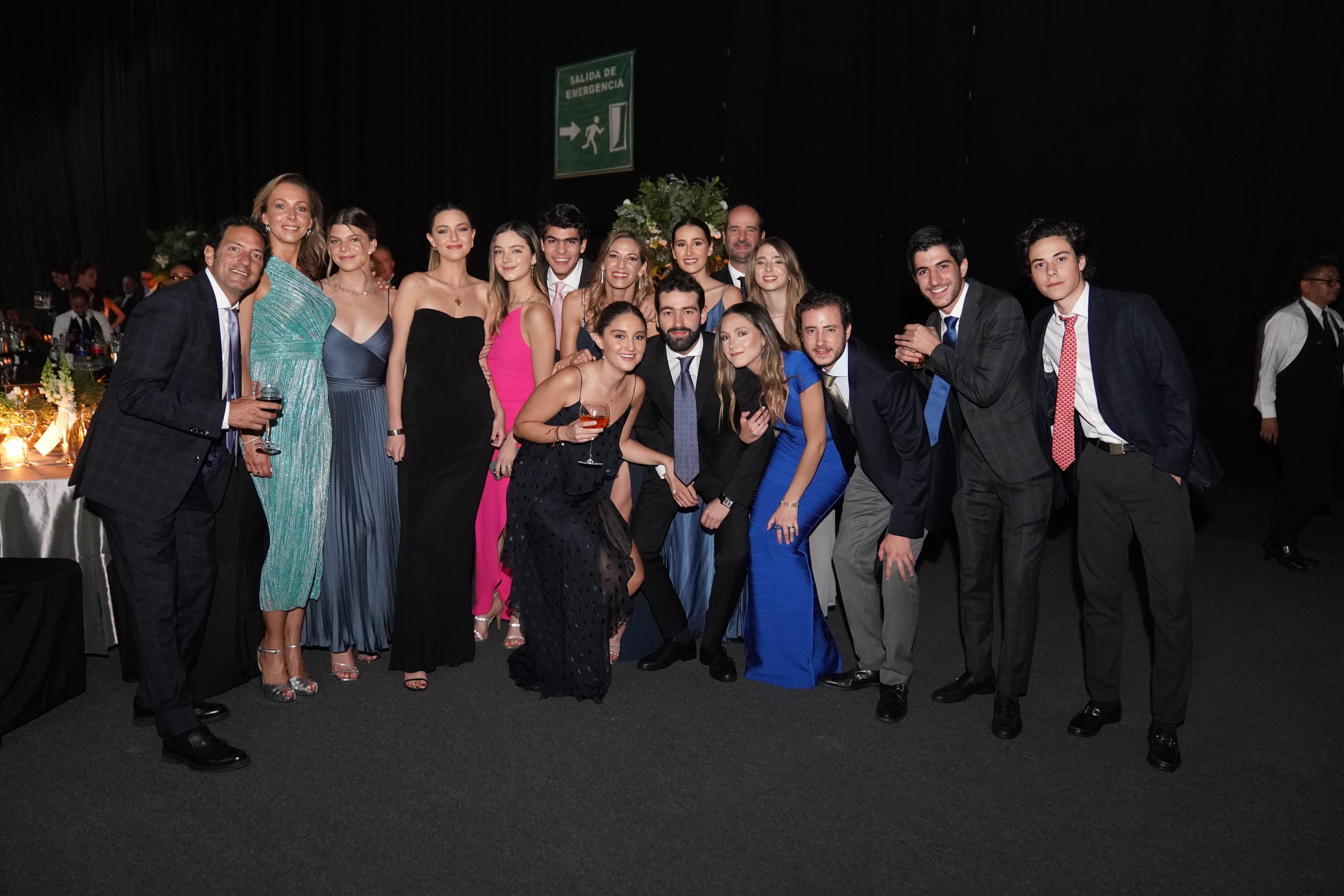 Alumnos del Tomás Moro festejan su graduación