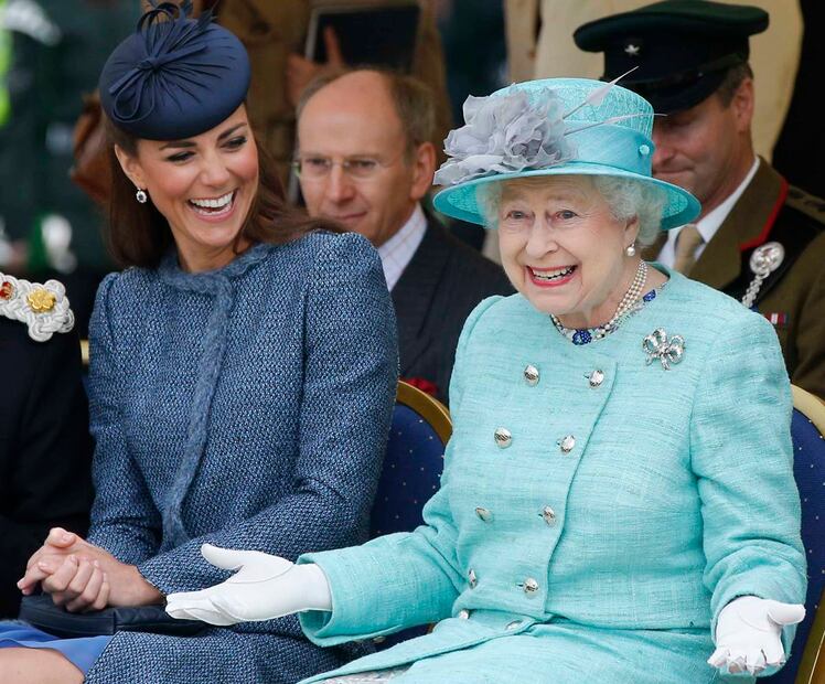 Por primera vez, la reina Isabel II usa guantes en investidura por temor al coronavirus