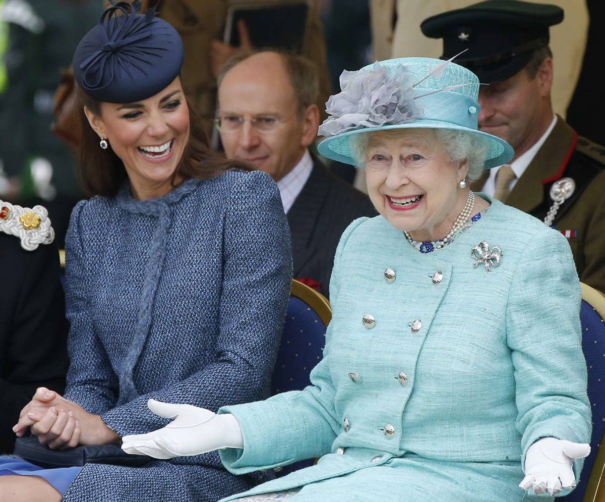 Por primera vez, la reina Isabel II usa guantes en investidura por temor al coronavirus