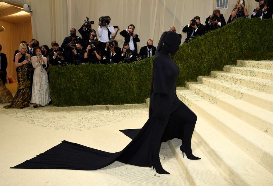 Kim Kardashian, otra vez cubierta de pies a cabeza por Balenciaga para el Met Gala