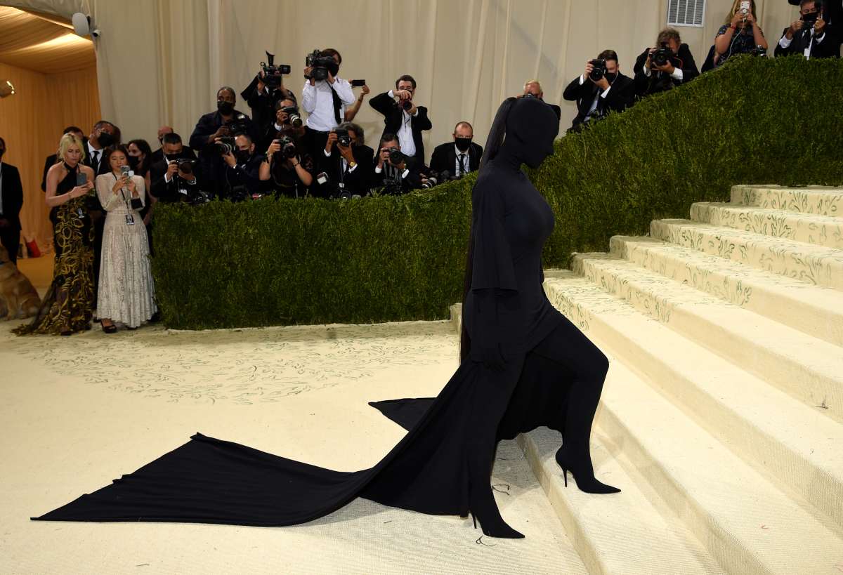 Kim Kardashian, otra vez cubierta de pies a cabeza por Balenciaga para el Met Gala