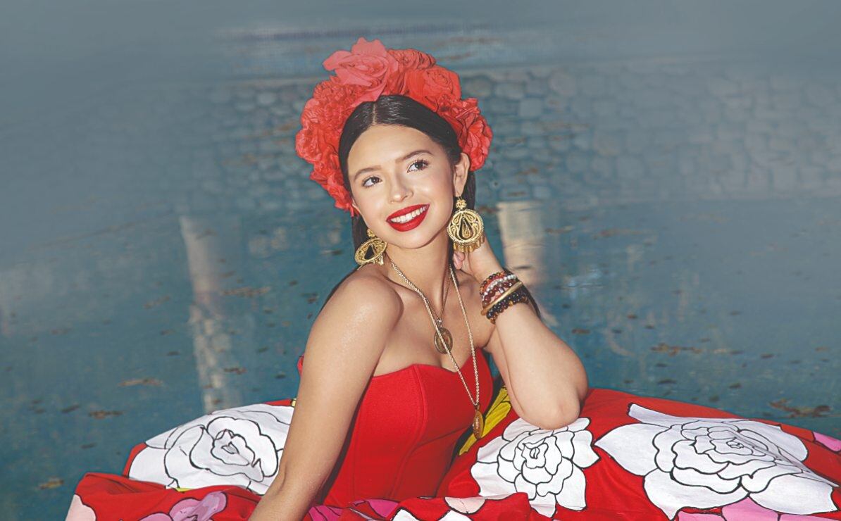 Ángela Aguilar y su espectacular vestido que tiene 60 metros de tela