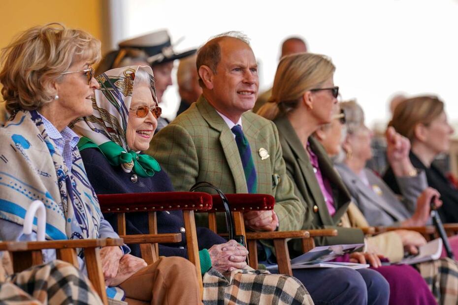 La reina Isabel II reaparece sonriente en un evento especial pese a problemas de movilidad