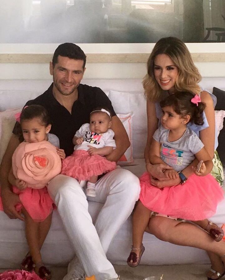 Jacky Bracamontes festeja el 'sip & see'  de su hija Renata