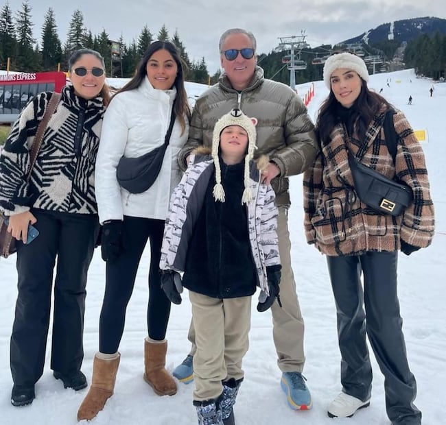 Sandra Echeverría, su papá Eduardo, su hijo Andrés y sus hermanas, María José y Jimena de vacaciones en Whistler, Canadá / Instagram