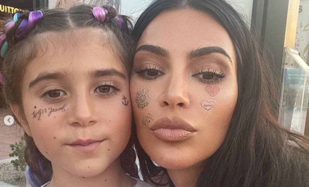 Kim Kardashian trae de vuelta la moda emo con todo y maquillaje