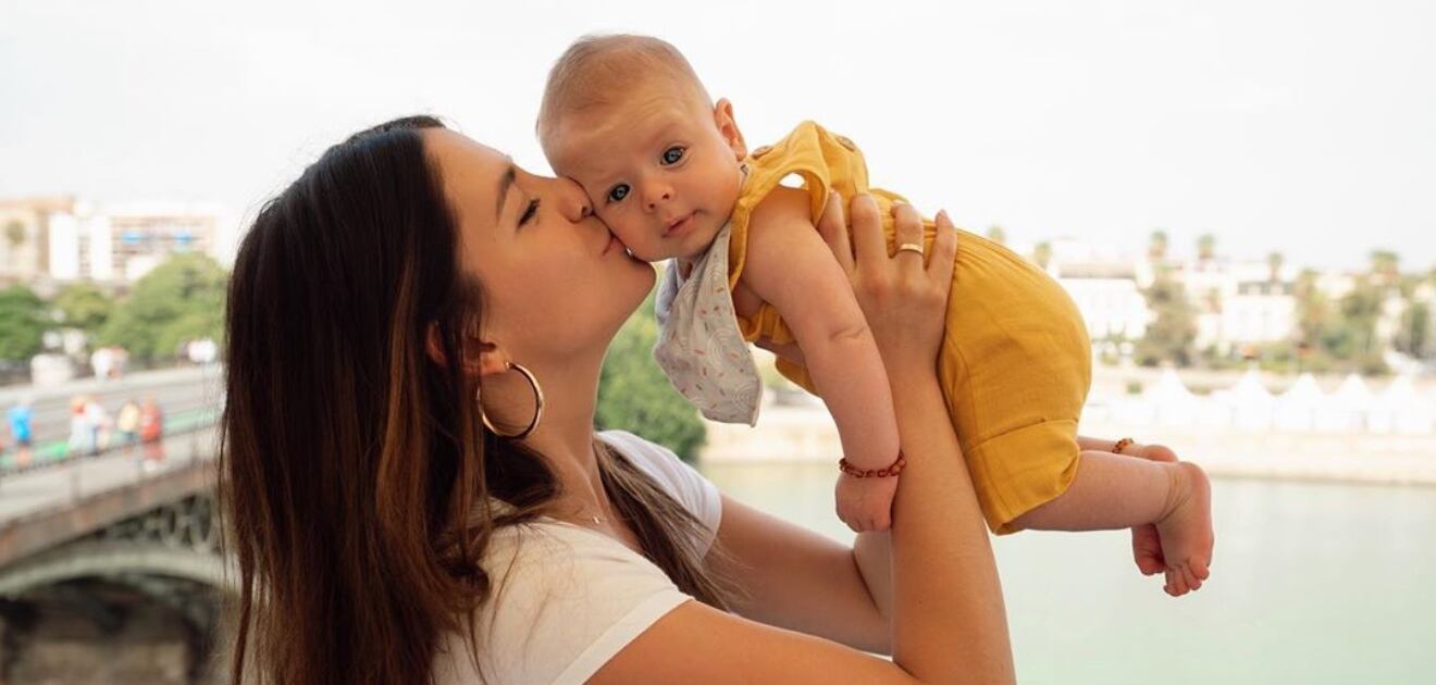 El bebé de Sarah Kohan y Javier 'Chicharito' Hernández tiene una pulsera de ámbar y te decimos por qué