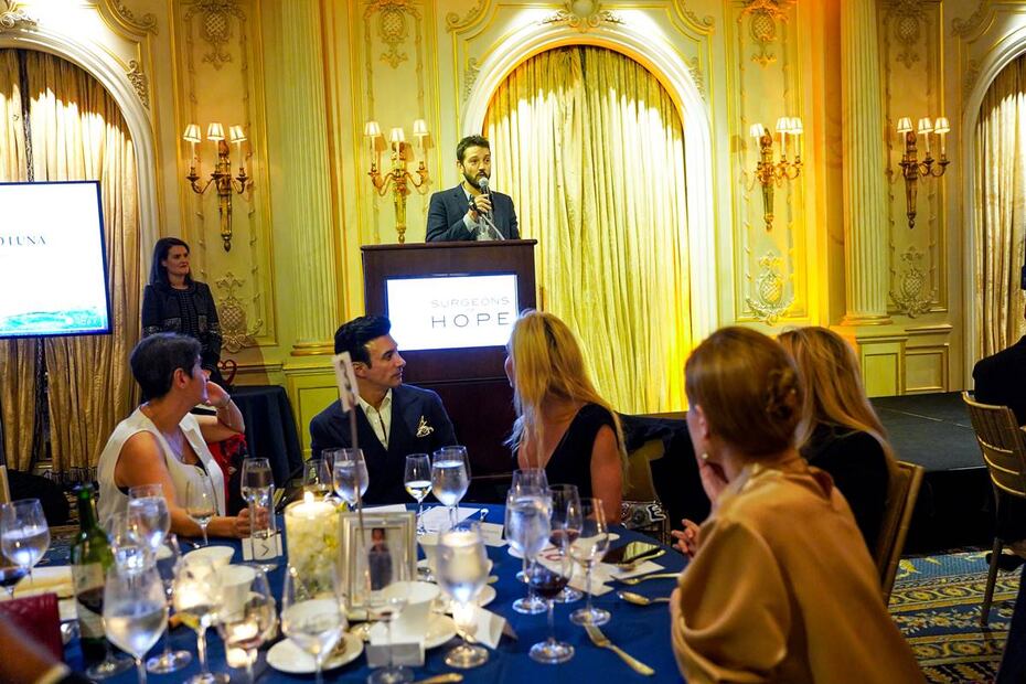Diego Luna y Marina de Tavira juntos en Nueva York en una cena de caridad 