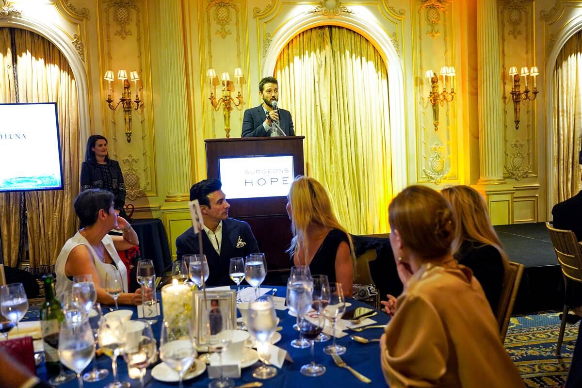 Diego Luna y Marina de Tavira juntos en Nueva York en una cena de caridad 