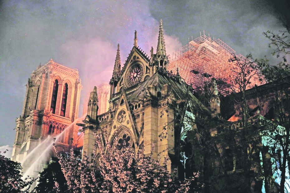 La reina Isabel II envía mensaje de solidaridad a Francia por incendio de la catedral de Notre Dame