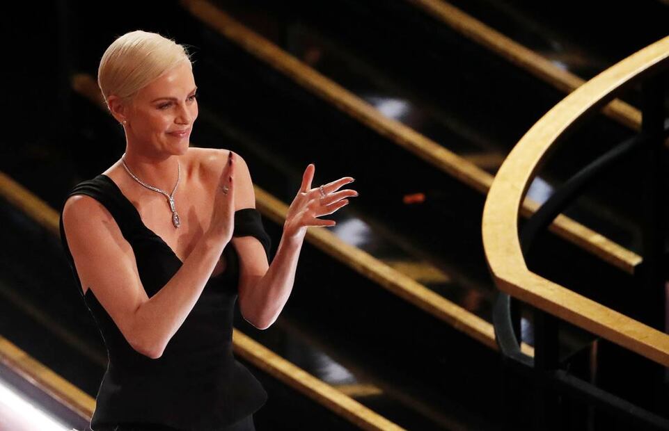 El millonario costo del collar de Charlize Theron para la noche del Oscar