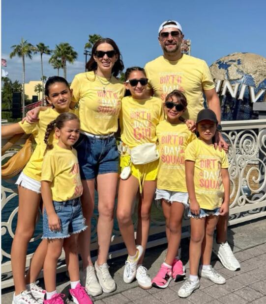 Jacky Bracamontes y Martín Fuentes con sus cinco hijas / Foto: Instagram