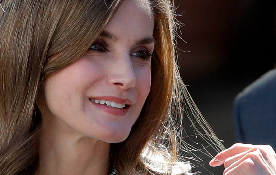 Letizia de España sorprende con falda abierta y luce sus piernas muy bronceadas