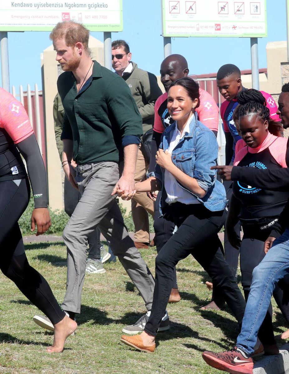¡Beso, beso! Harry y Meghan Markle más enamorados que nunca en su viaje a África