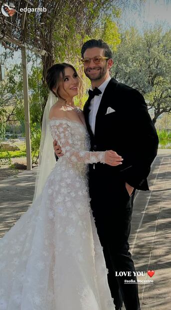 Sofía Castro posa con un amigo en su boda religiosa con Pablo Bernot / Foto: Instagram