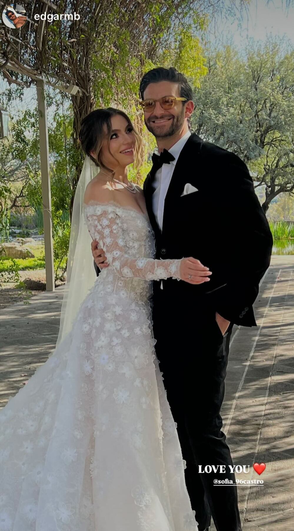 Sofía Castro posa con un amigo en su boda religiosa con Pablo Bernot / Foto: Instagram