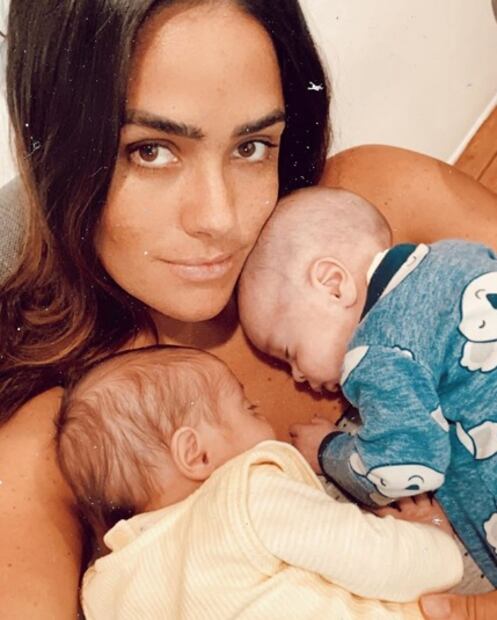 Alessandra Rojo de la Vega presenta el rostro de uno de sus mellizos ¡es hermoso!