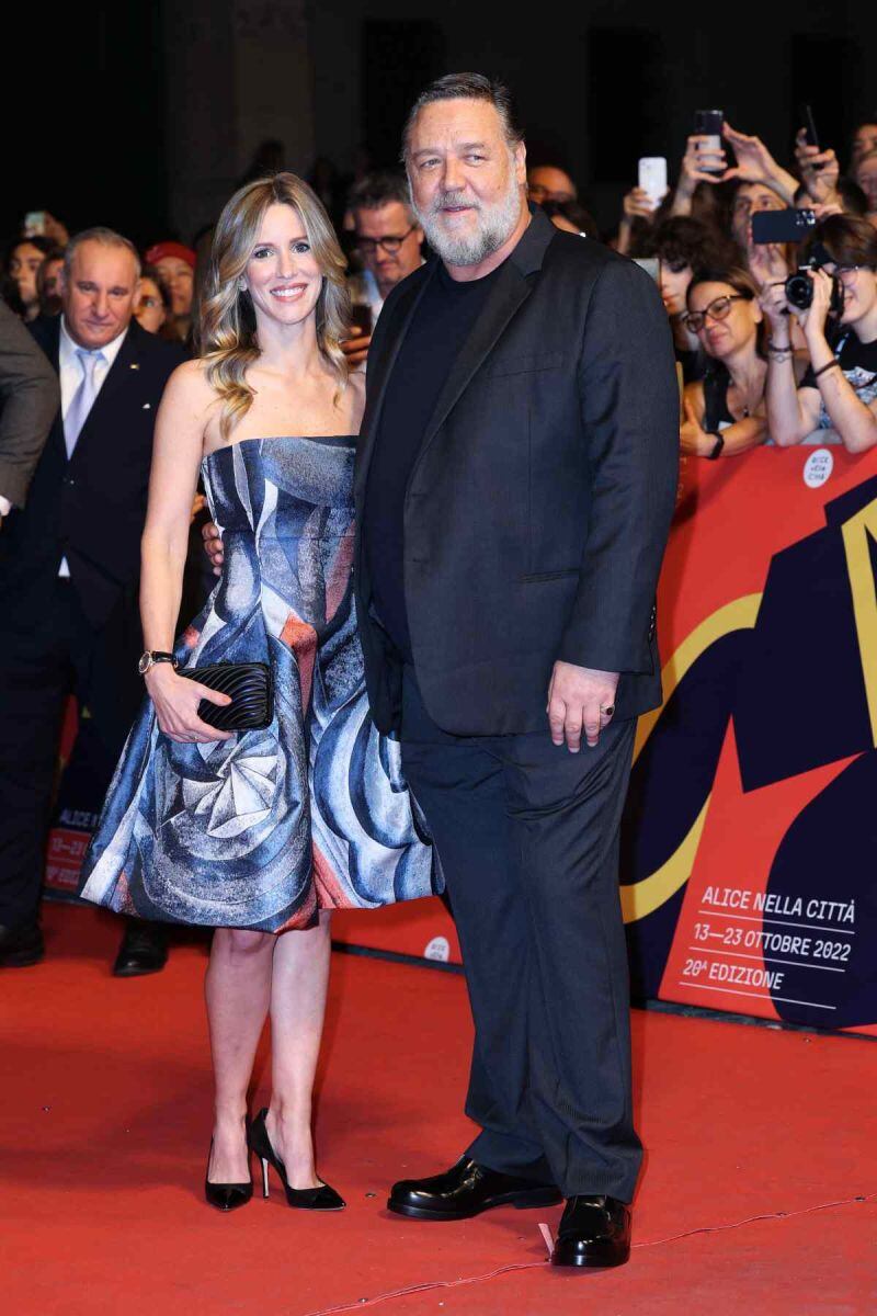 Russell Crowe, de 58 años, debuta en la alfombra roja con su novia de 31