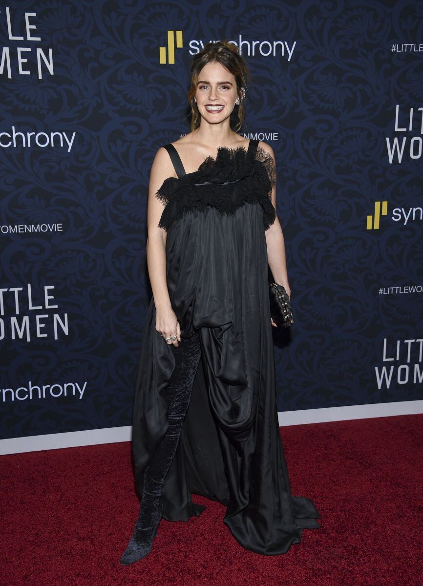 Emma Watson reaparece y luce espectacular en la premiere de 'Mujercitas' con vestido negro tipo baby doll