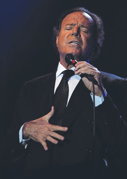 Julio Iglesias en concierto en el deportivo del Estado Mayor Presidencial / El Universal