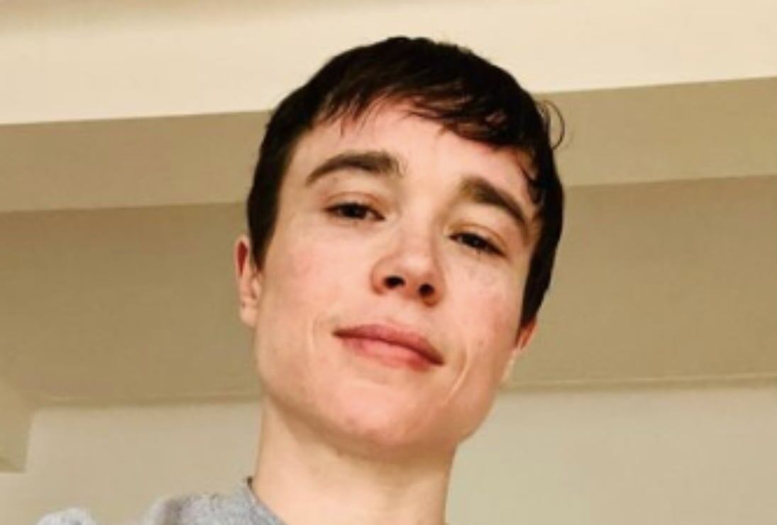 Elliot Page, orgulloso de sí mismo, comparte selfie sin camisa, "Estoy muy agradecido"
